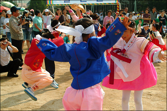 1학년 꼬마들이 색동옷을 입고 예쁘게 무용을 합니다. 